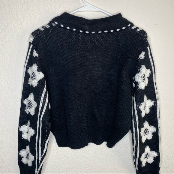 Cute sweater! - Picture 9 of 12